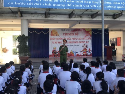 TRƯỜNG TIỂU HỌC PHÚ TÂN TỔ CHỨC HOẠT ĐỘNG TRẢI NGHIỆM GIÁO DỤC KỸ NĂNG SỐNG VỚI CHUYÊN ĐỀ “TUYÊN TRUYỀN KIẾN THỨC PHÒNG CHÁY CHỮA CHÁY VÀ KĨ NĂNG THOÁT HIỂM TRONG TRƯỜNG HỌC”  CHO HỌC SINH