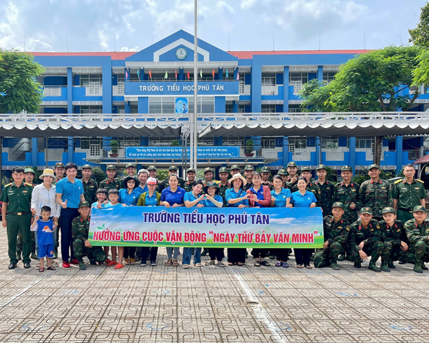 TRƯỜNG TIỂU HỌC PHÚ TÂN CHUNG TAY CÙNG ĐƠN VỊ BỘ ĐỘI TỔNG LAO ĐỘNG CHUẨN BỊ NĂM HỌC MỚI.