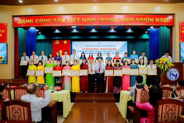 CHÚC MỪNG TRƯỜNG TIỂU HỌC PHÚ TÂN VÀ CÔ HIỆU TRƯỞNG VINH DỰ NHẬN GIẤY KHEN CỦA LÃNH ĐẠO THÀNH PHỐ THỦ DẦU MỘT