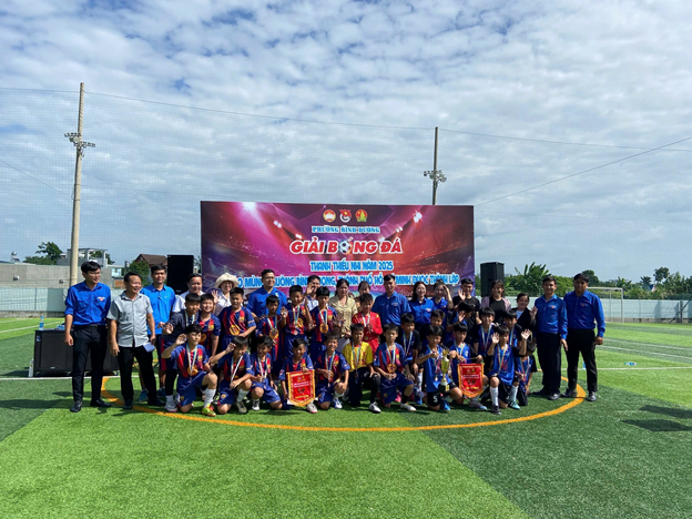TRƯỜNG TIỂU HỌC PHÚ TÂN THAM GIA GIẢI BÓNG ĐÁ THIẾU NHI HÈ 2025 "SÔI ĐỘNG SÂN CỎ - CHÁY CÙNG ĐAM MÊ"