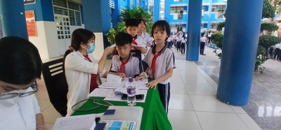 TRƯỜNG TIỂU HỌC PHÚ TÂN TỔ CHỨC TIÊM CHỦNG VACCIN PHÒNG CHỐNG DỊCH SỞI.