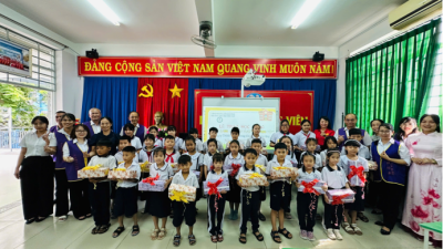 TRƯỜNG TIỂU HỌC PHÚ TÂN TIẾP NHẬN HỌC BỔNG TỪ CÔNG TY CHINH LONG BÌNH DƯƠNG