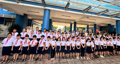 LIÊN ĐỘI TRƯỜNG TIỂU HỌC PHÚ TÂN TỔ CHỨC LỄ CHÀO CỜ TUẦN 4: RA MẮT SAO ĐỎ VÀ VINH DANH HỌC SINH TIÊU BIỂU.