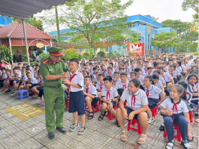 LIÊN ĐỘI TRƯỜNG TIỂU HỌC PHÚ TÂN TỔ CHỨC SINH HOẠT DƯỚI CỜ HƯỞNG ỨNG NGÀY PHÁP LUẬT VIỆT NAM 09/11.