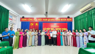 ✨ ✨ CHI BỘ TRƯỜNG TIỂU HỌC PHÚ TÂN TỔ CHỨC LỄ KẾT NẠP ĐẢNG VIÊN MỚI💖💖