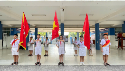 LỄ CHÀO CỜ – NGHI THỨC ĐỘI CHÀO MỪNG 85 NĂM NGÀY THÀNH LẬP ĐỘI TNTP HỒ CHÍ MINH