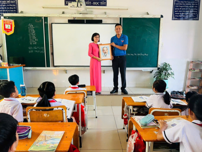 LỚP EM TREO ẢNH BÁC HỒ