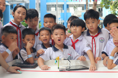 🌟 🌟 TRƯỜNG TIỂU HỌC PHÚ TÂN HỢP CÙNG EDISON STEM ACADEMY TỔ CHỨC THÀNH CÔNG NGÀY HỘI "EDISON STEAM DAY" Slogan: "KHƠI NGUỒN SÁNG TẠO - ƯƠM MẦM KHOA HỌC" 🔬💡🚀