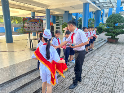 ✨✨✨TRƯỜNG TIỂU HỌC PHÚ TÂN TỔ CHỨC SINH HOẠT DƯỚI CỜ VỚI CHỦ ĐỀ: “Ý NGHĨA KIỂU CHÀO ĐỘI VIÊN VÀ KHẨU HIỆU SẴN SÀNG”🌟