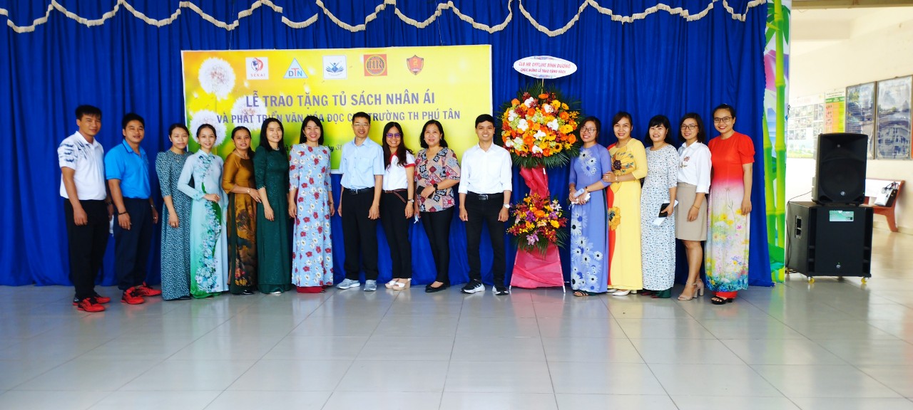 LỄ TRAO TẶNG TỦ SÁCH NHÂN ÁI VÀ PHÁT TRIỂN VĂN HÓA ĐỌC CHO TRƯỜNG TH PHÚ TÂN
