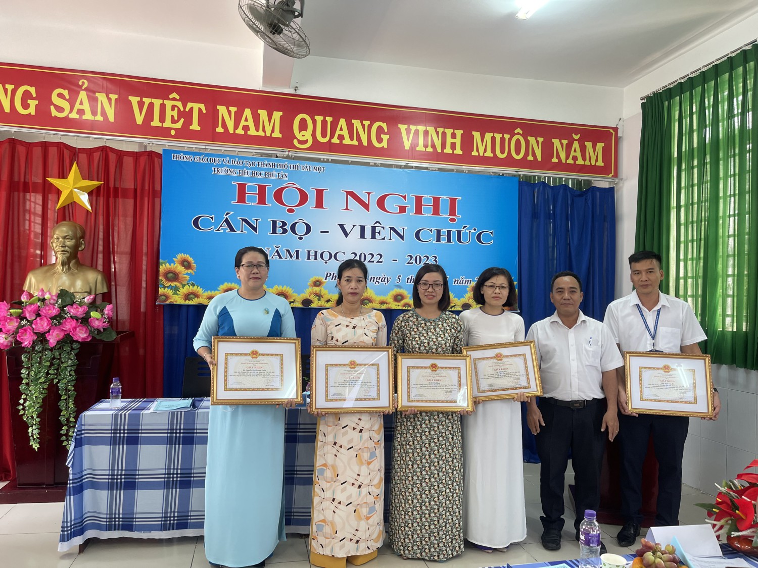 GV nhận Giẩy khen Sở về Đổi mới sáng tạo