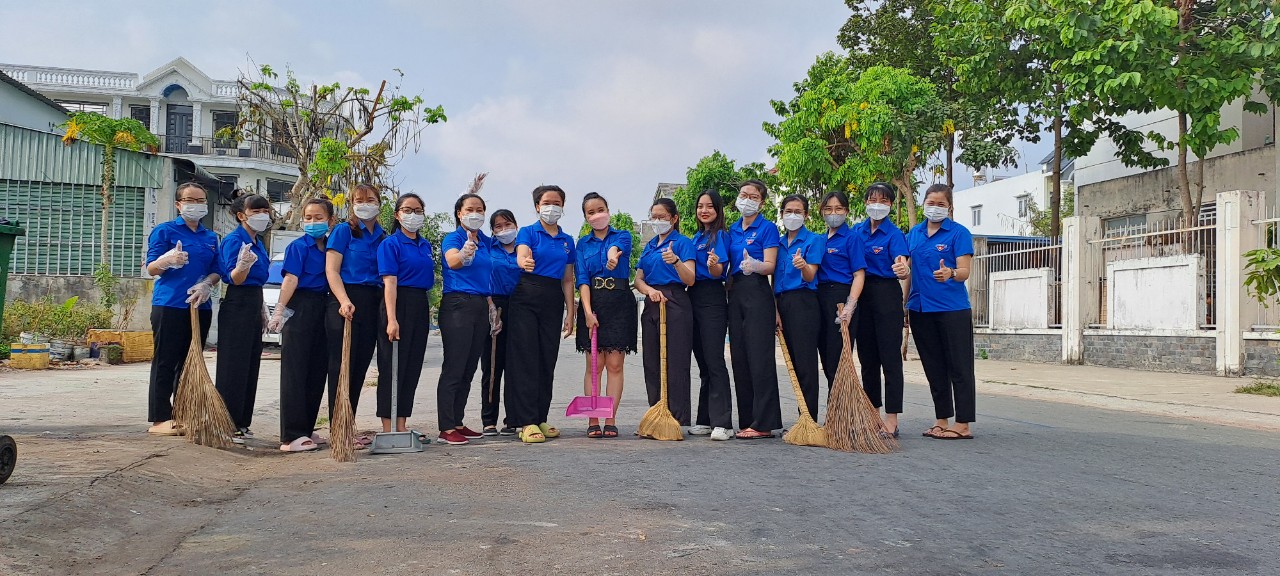 CHI ĐOÀN TRƯỜNG TIỂU HỌC PHÚ TÂN TỔ CHỨC RA QUÂN VỆ SINH MÔI TRƯỜNG