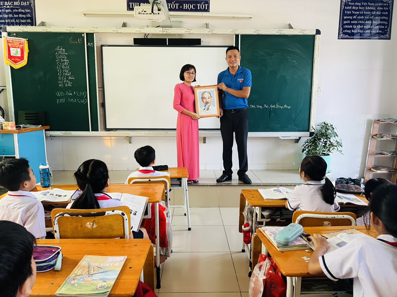 PHONG TRÀO “LỚP EM TREO ẢNH BÁC HỒ”