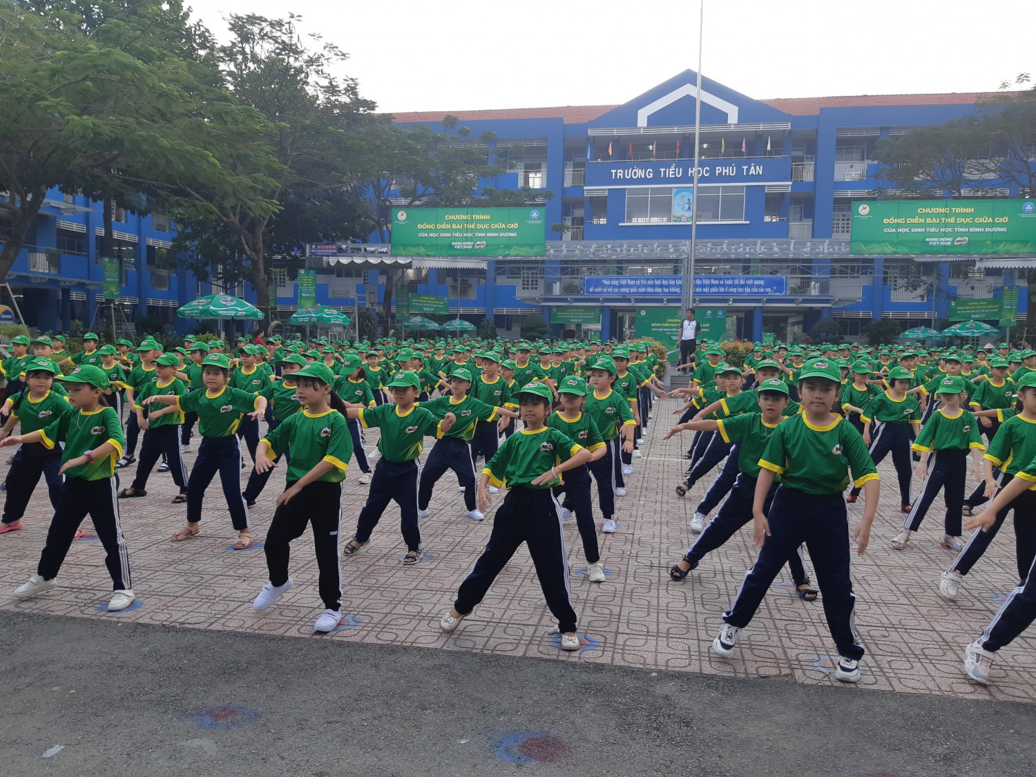TRƯỜNG TIỂU HỌC PHÚ TÂN THAM GIA CHƯƠNG TRÌNH “BÀI ĐỒNG DIỄN THỂ DỤC LẬP KỶ LỤC VỚI NHIỀU HỌC SINH THAM GIA NHẤT VIỆT NAM”