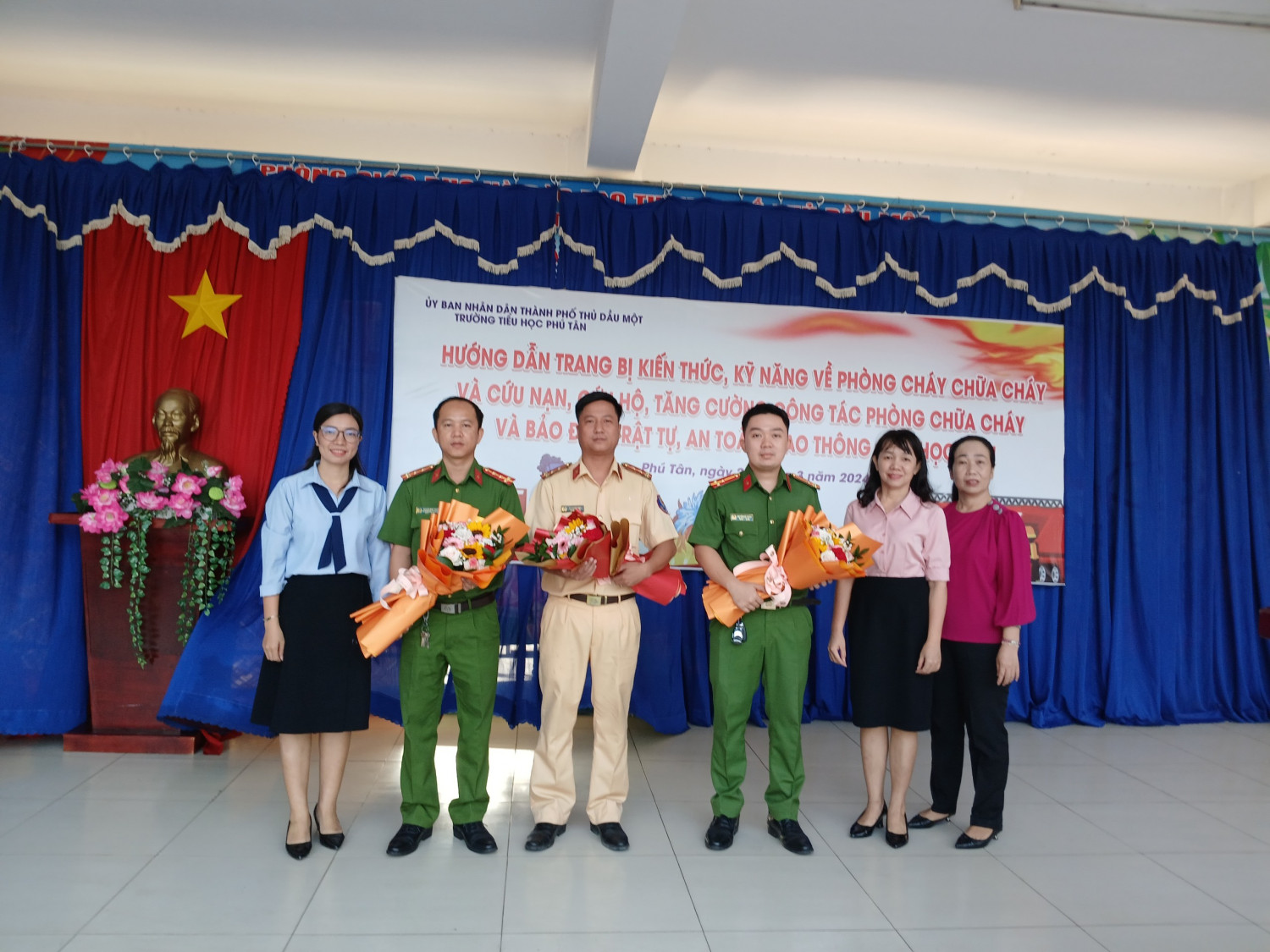 TRƯỜNG TH PHÚ TÂN TỔ CHỨC HOẠT ĐỘNG TRẢI NGHIỆM GIÁO DỤC KỸ NĂNG SỐNG VỚI CHUYÊN ĐỀ “HƯỚNG DẪN TRANG BỊ KIẾN THỨC, KĨ NĂNG VỀ PHÒNG CHÁY CHỮA CHÁY, CỨU NẠN-CỨU HỘ, TĂNG CƯỜNG CÔNG TÁC PHÒNG CHÁY VÀ ĐẢM BẢO TRẬT TỰ AN TOÀN GIAO THÔNG CHO HỌC SINH"