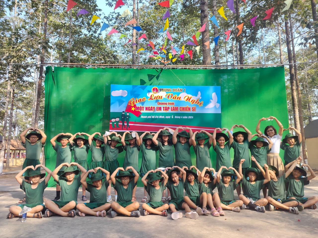 Trường TH PHÚ TÂN - Với chương trình " MỘT NGÀY EM TẬP LÀM CHIẾN SĨ"