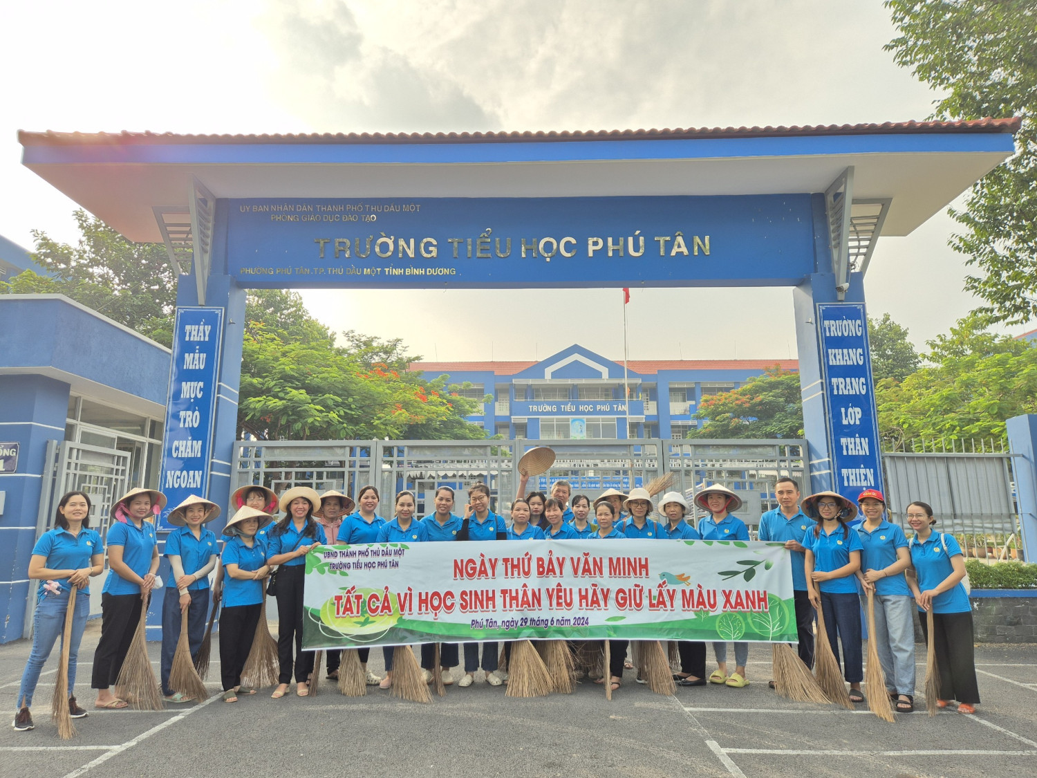 TRƯỜNG TH PHÚ TÂN HƯỞNG ỨNG “NGÀY THỨ BẢY VĂN MINH - TẤT CẢ VÌ HỌC SINH THÂN YÊU HÃY GIỮ LẤY MÀU XANH”