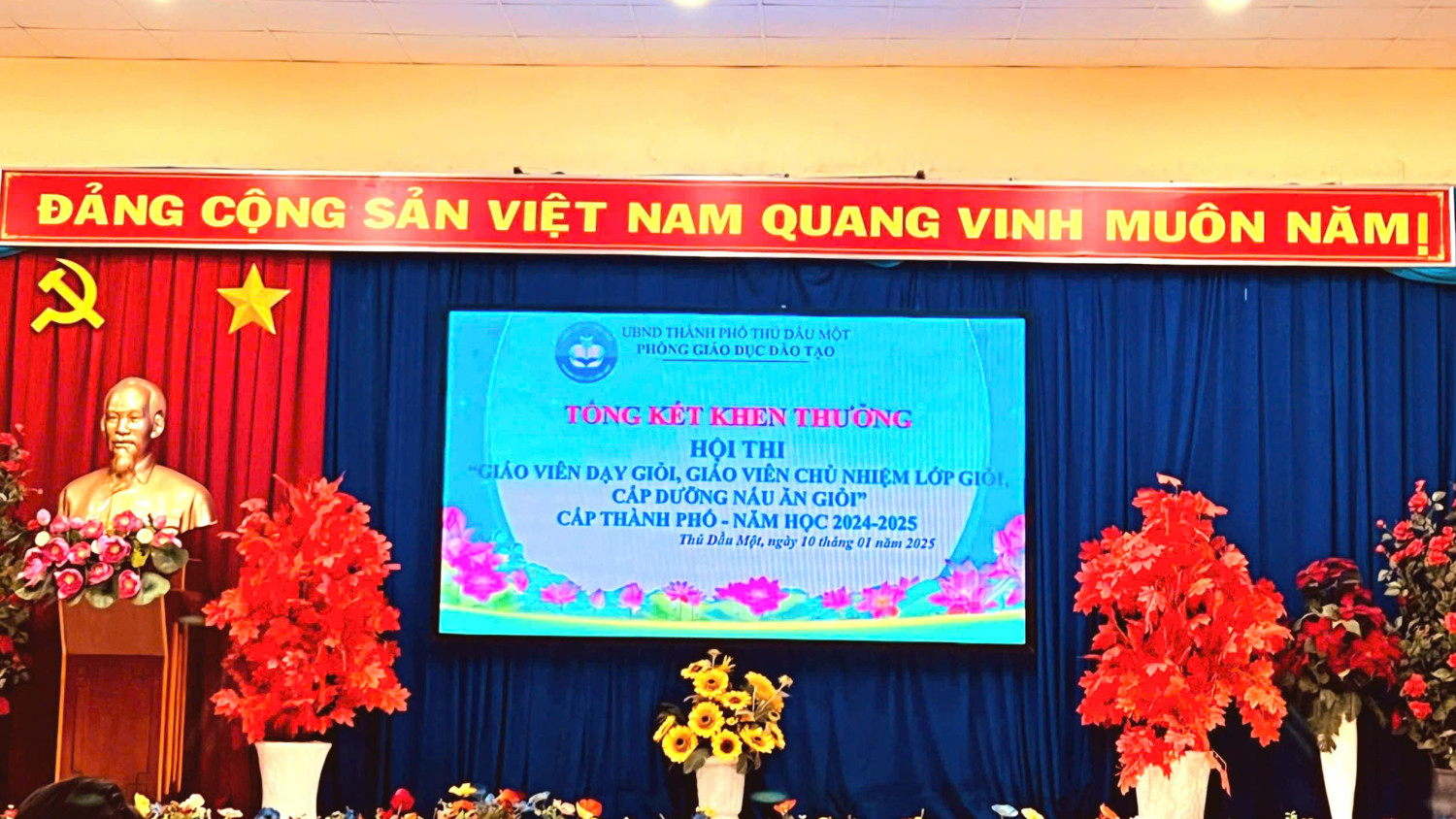 GIÁO VIÊN TRƯỜNG TH PHÚ TÂN DỰ LỄ TỔNG KẾT GIÁO VIÊN DẠY GIỎI CẤP THÀNH PHỐ