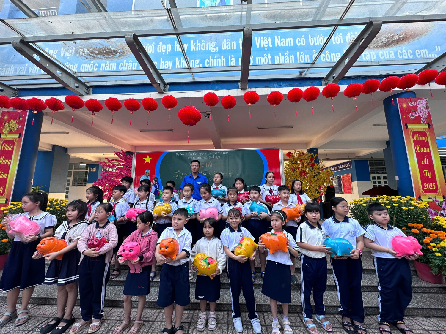TH PHÚ TÂN THỰC HIỆN CHƯƠNG TRÌNH ĐẬP HEO ĐẤT "GÂY QUỸ MÙA XUÂN CHO EM" NĂM 2025
