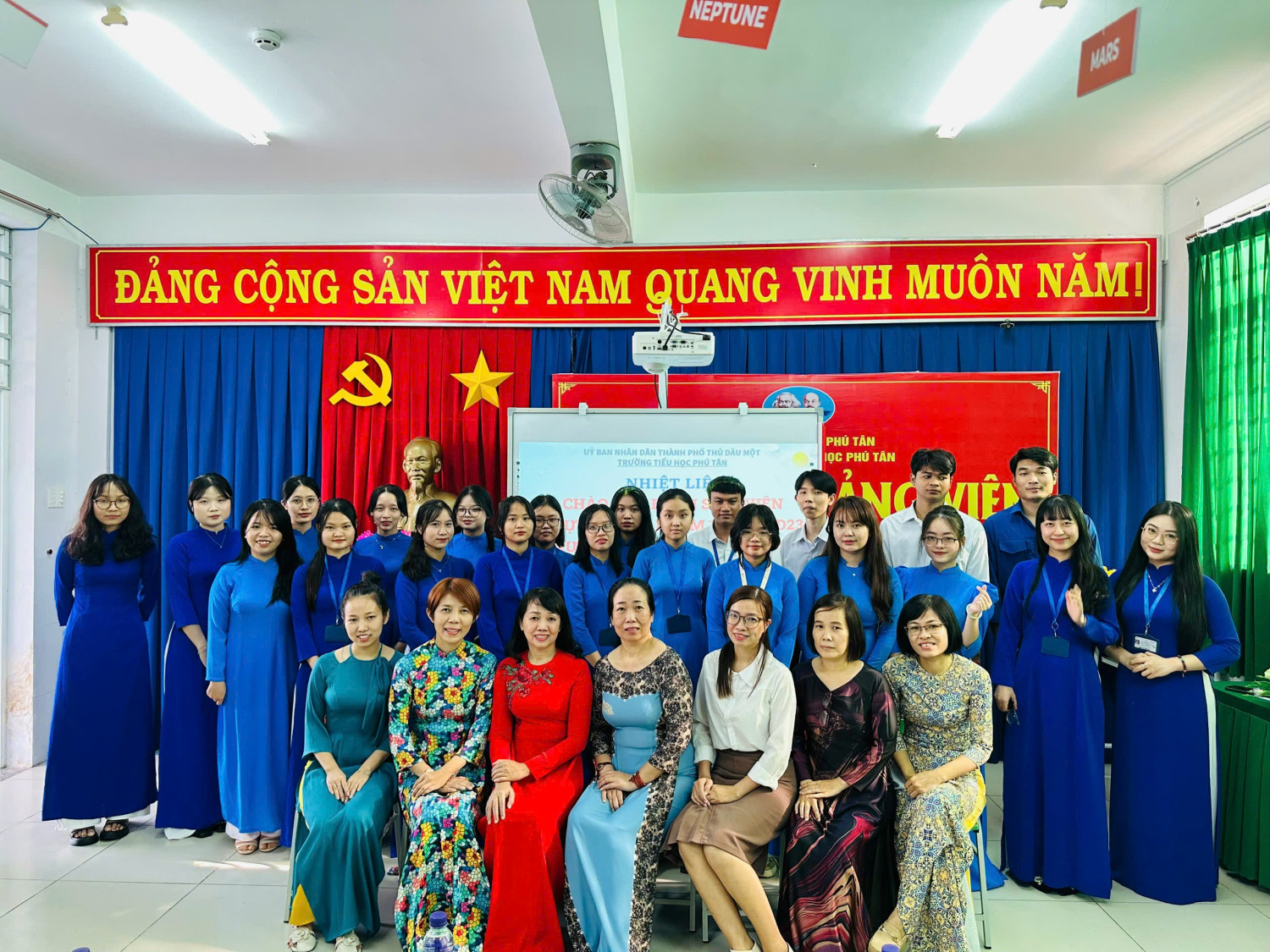 TRƯỜNG TH PHÚ TÂN ĐÓN ĐOÀN SINH VIÊN THỰC TẬP SƯ PHẠM